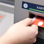 Bankkarte wird in Geldautomaten eingeführt.